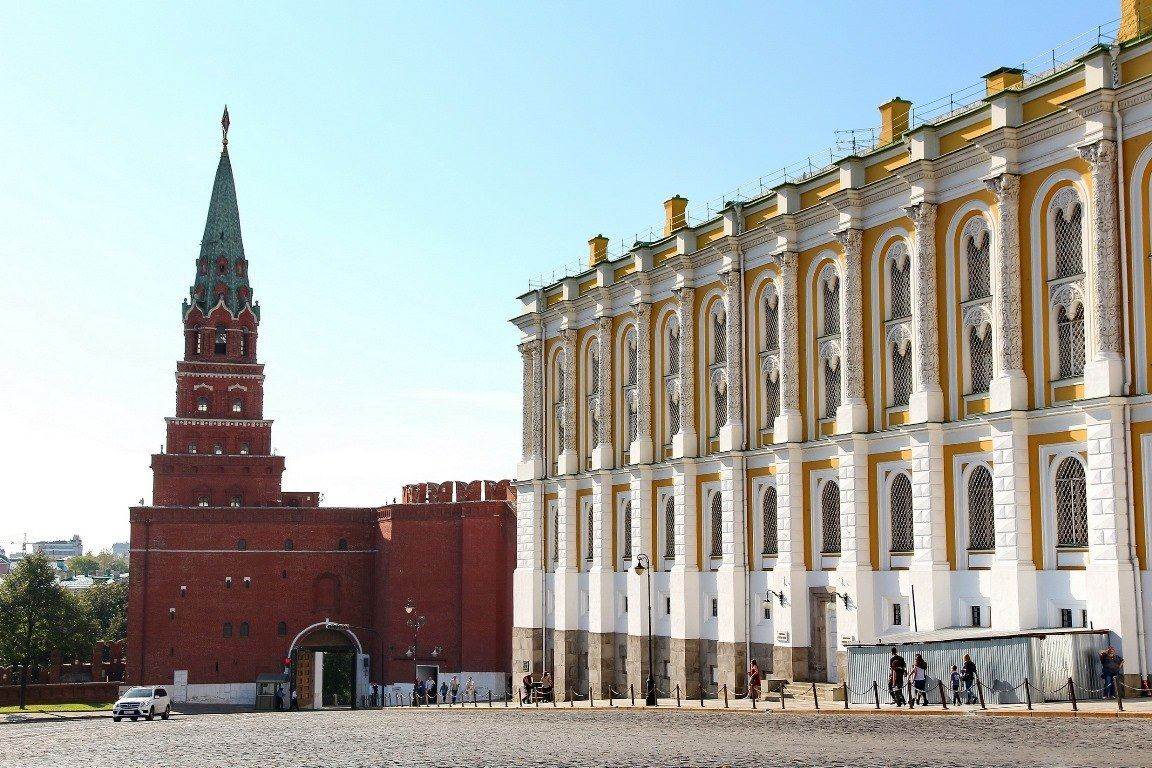 Фонд московского кремля. Оружейная палата Кремля здание. Оружейная палата Московского Кремля снаружи. Алмазный фонд Московского Кремля здание. Музей Московского Кремля здание.