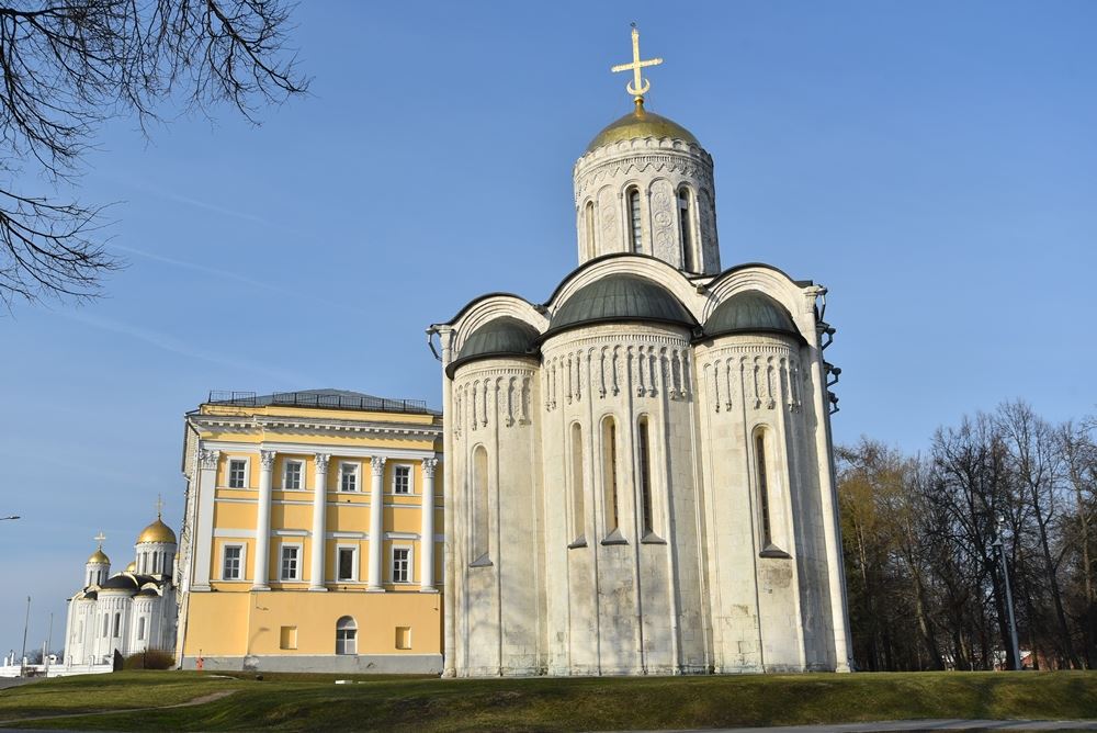 Город владимир дмитриевский собор. Успенский собор во владимире. Дмиртиевс кий собор владимир. Дмитриевский собор во владимире. Соборы 12 века.