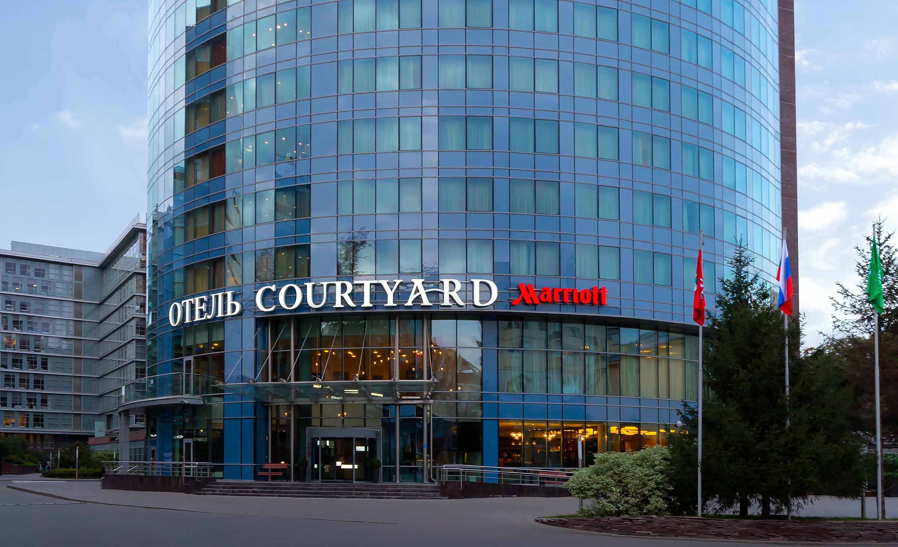 Courtyard by marriott. Кортъярд космос Павелецкая. Cosmos на Павелецкой. Отель космос Павелецкая Москва. Кортъярд Марриотт Павелецкая.