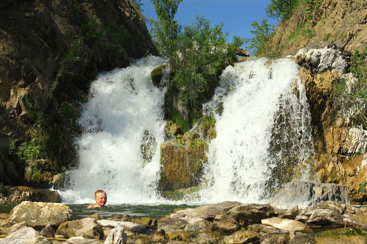 Летом новосибирцы отдыхают у водопада всей семьей