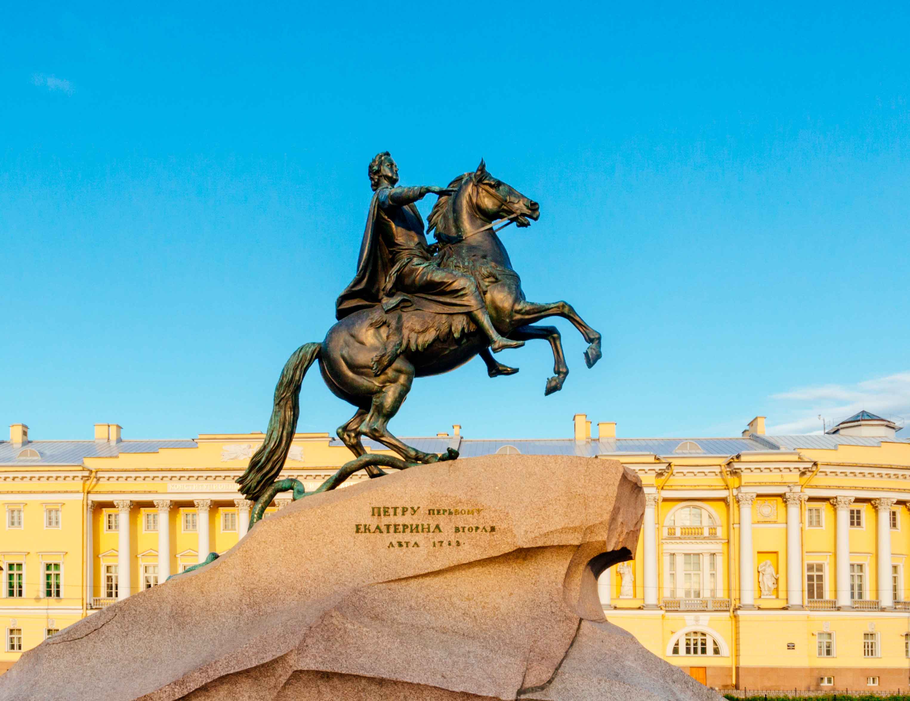 Санкт петербург петра великого. Памятник Петру 1 в Санкт-Петербурге. Медный всадник памятник Петру 1. Памятник Петра первого в Санкт-Петербурге. Памятник Петру 1 в Санк. Пете.