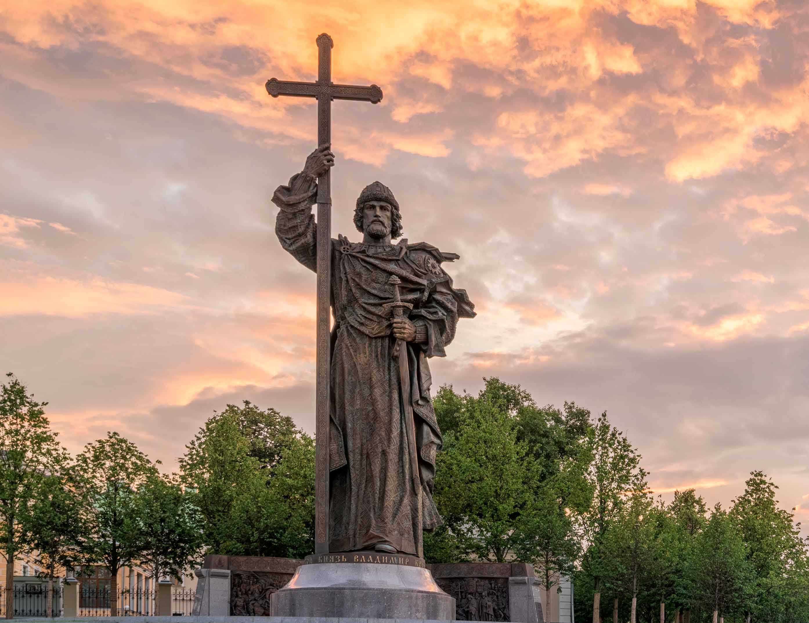 Памятник князю владимиру святославичу монета. Памятник князю Владимиру Новочебоксарск. Памятник князю Владимиру в Туле. Памятник князю Владимиру и святителю Федору. Памятник князю Владимиру в Смоленске.