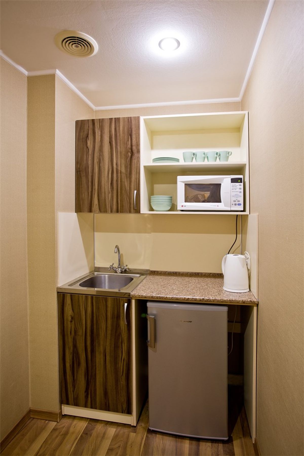 мини кухня гостиница. мини кухня для гостиничного номера. мини кухня в отеле. мини кухня гостиница. гостиничный номер с кухней.