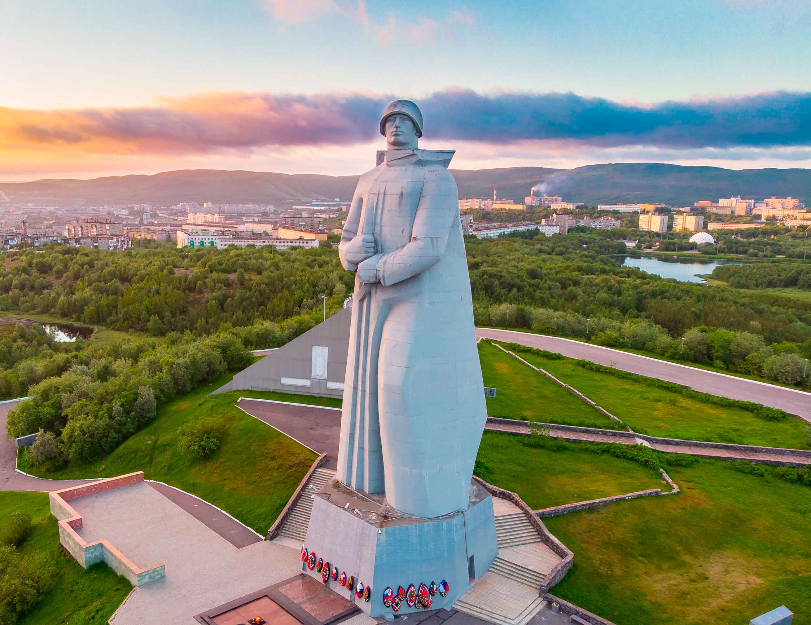 Памятники в мурманске. Мурманск мемориал защитникам советского Заполярья. Мурманский Алеша памятник защитникам советского Заполярья. Памятник Алеше в Мурманске. Мурманский Алеша памятник.