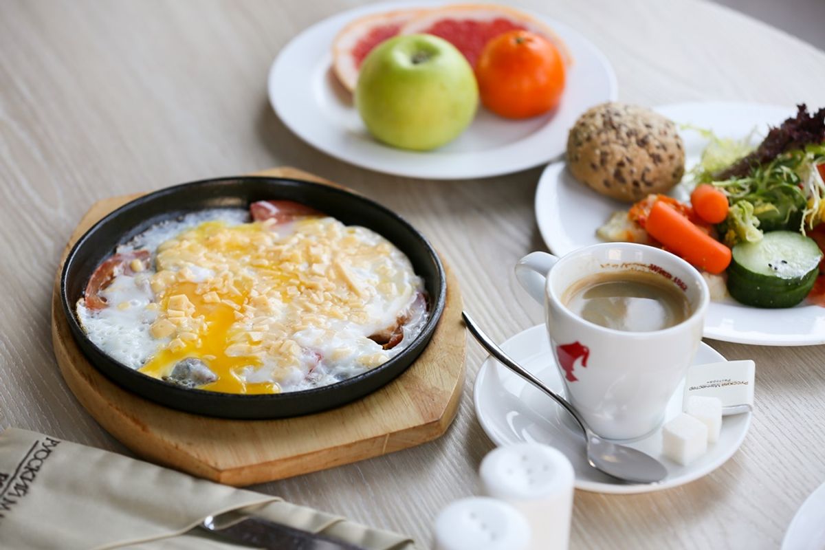 Что можно поесть утром. Русский завтрак. Традиционный завтрак в России. Классический русский завтрак. Каша с блинами на завтрак.