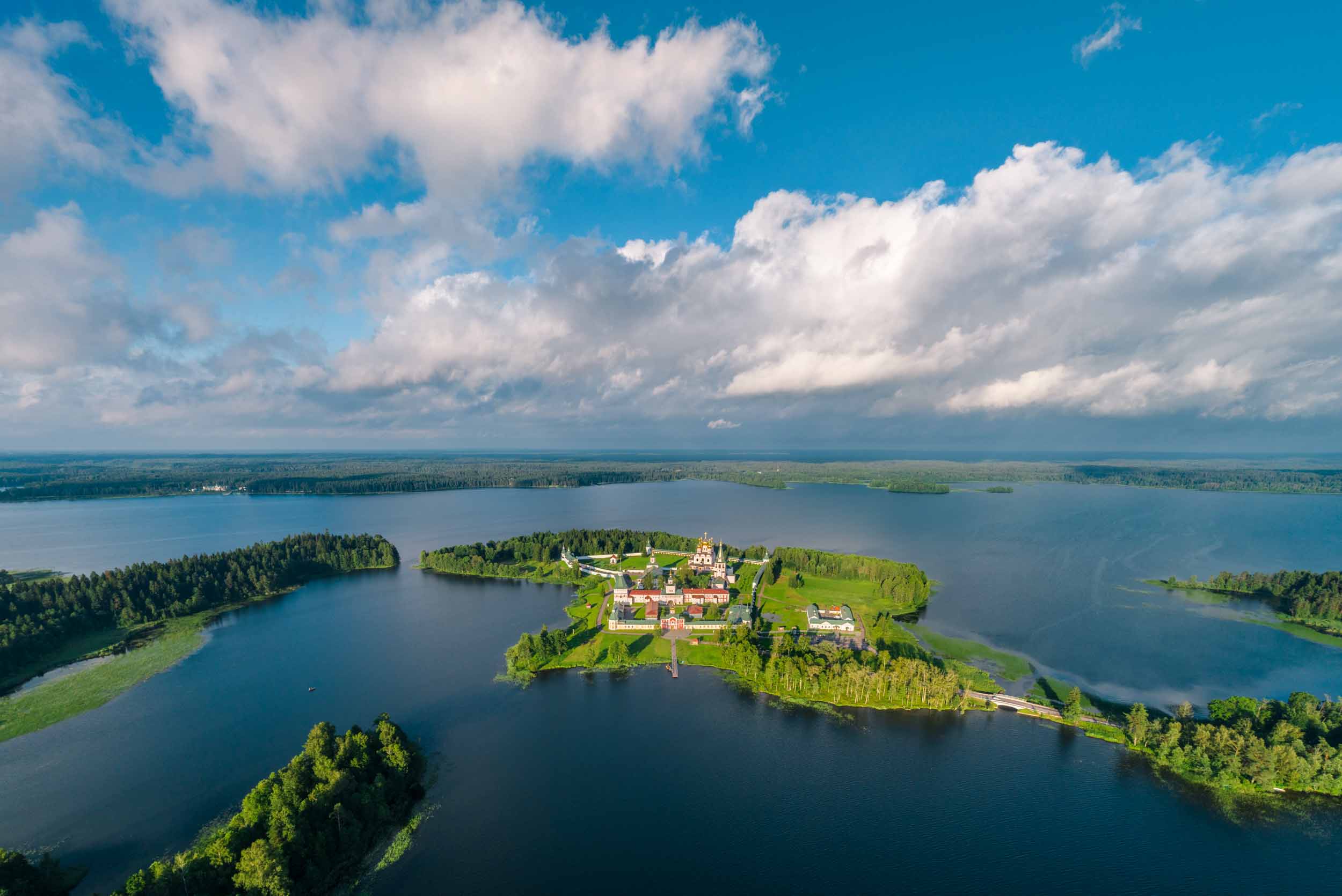 Озеро новое россия. Озеро Валдай Сельвицкий остров. Озеро Селигер остров хачин. Валдай озеро Селигер. Валдай оз Селигер.