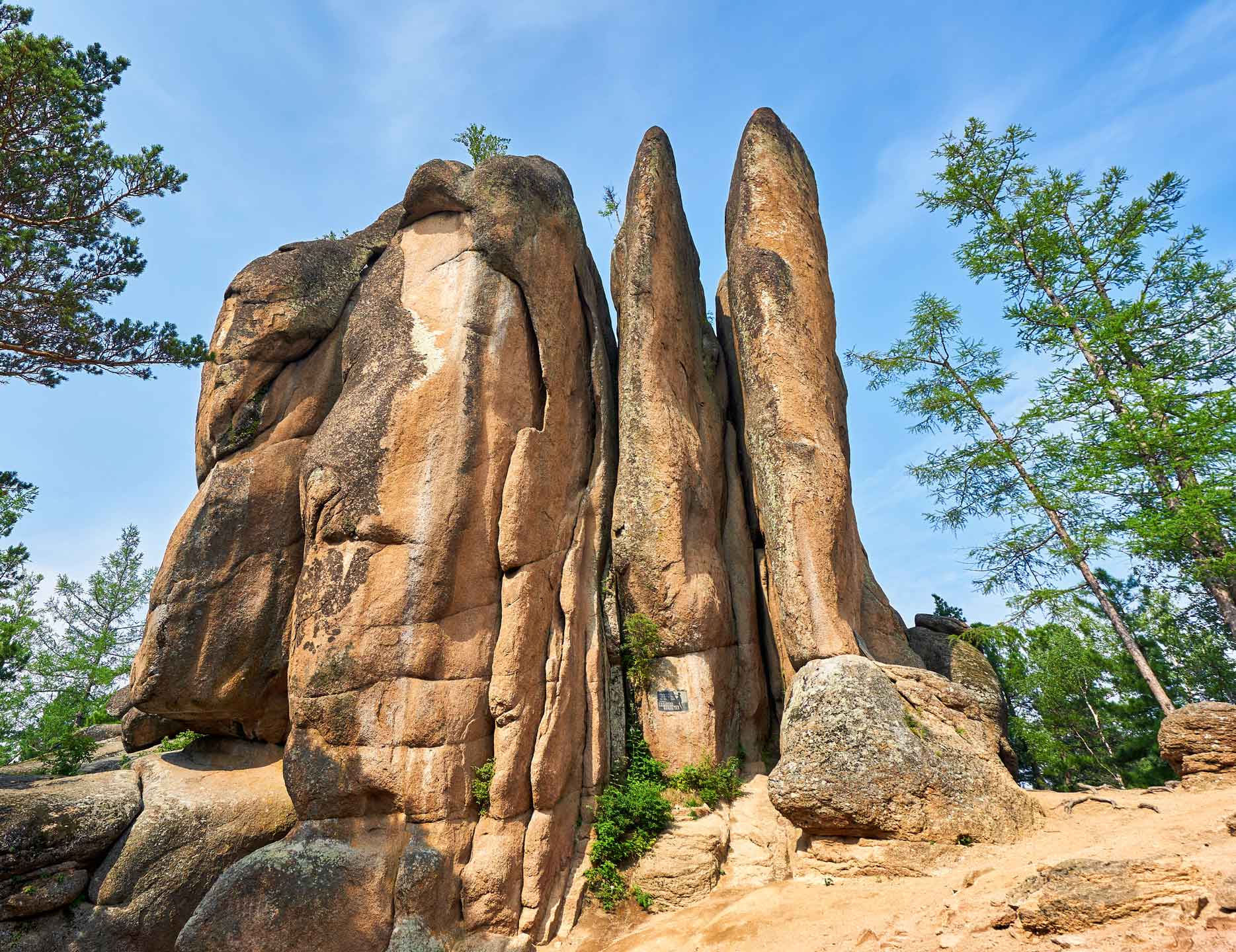 Национальный парк заповедник столбы. Красноярск достопримечательности заповедник столбы. Парк столбы в красноярске. Группа скал в парке столбы. Группа скал в парке столбы.