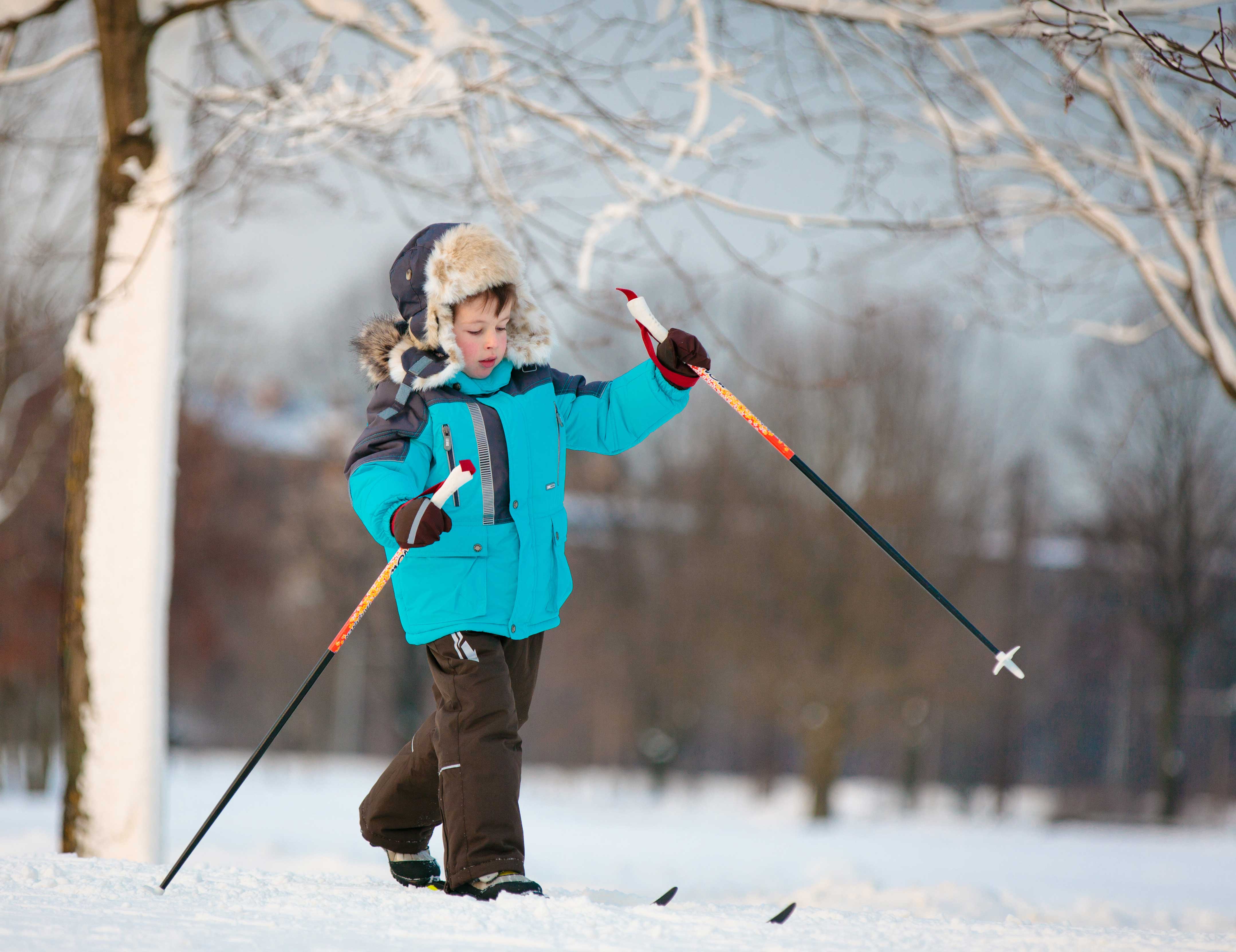 Маленькие лыжники. Мальчик на лыжах. Дети на лыжах. Мальчик катается на лыжах. Лыжник с палками.